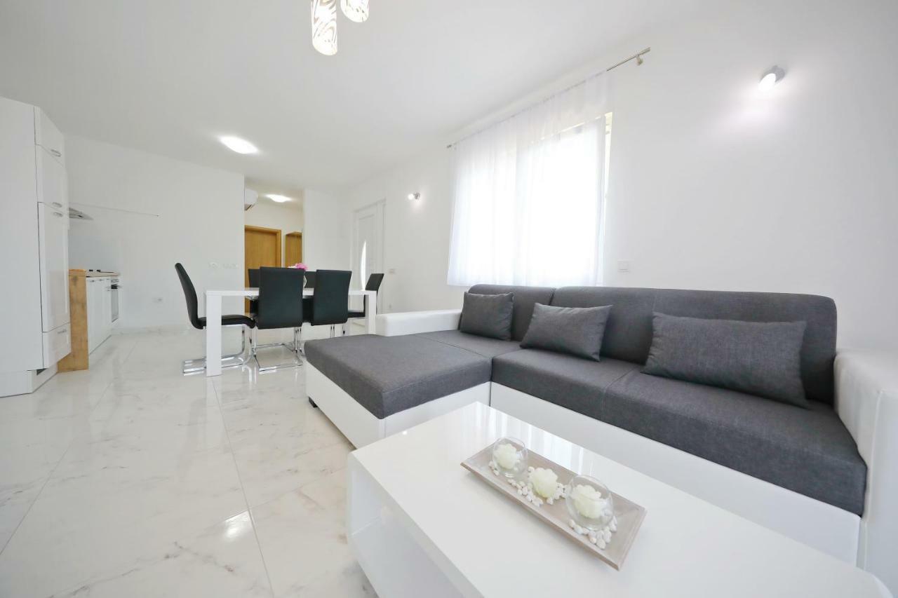 Apartmani Vlado Mitar Sukošan エクステリア 写真