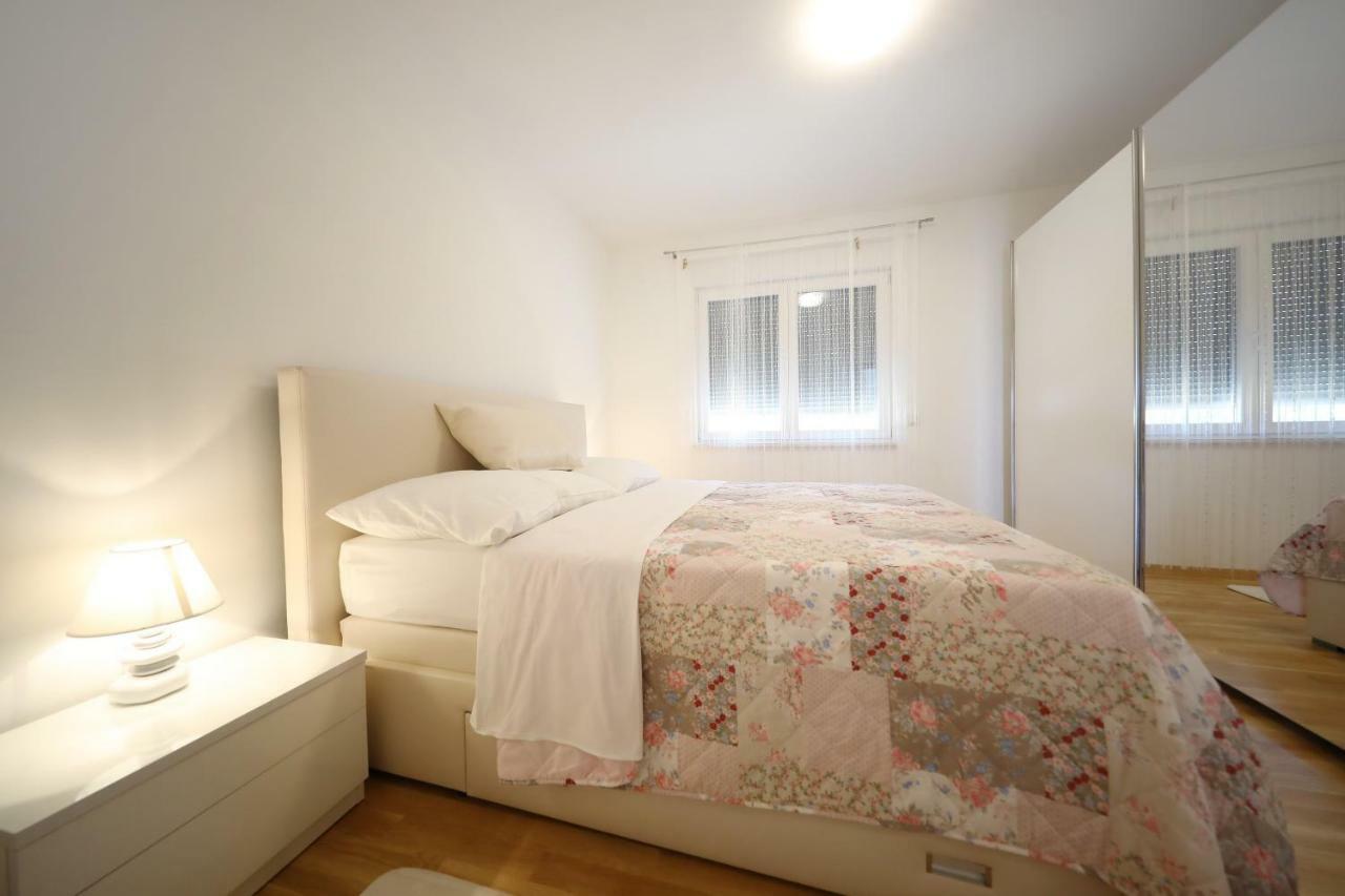 Apartmani Vlado Mitar Sukošan エクステリア 写真